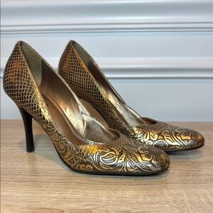 Carlos by Carlos Santana “Lovely” 8.5M Gold Floral Leather 4”Heel Made in Brazil